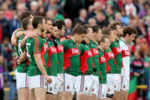 the-mayo-team-stand-for-the-national-anthem-7-752x501